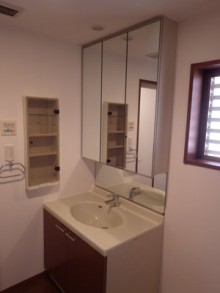 ダークウォールナットで落ち着いた浴室空間に ダークウォールナットで落ち着いた浴室空間に